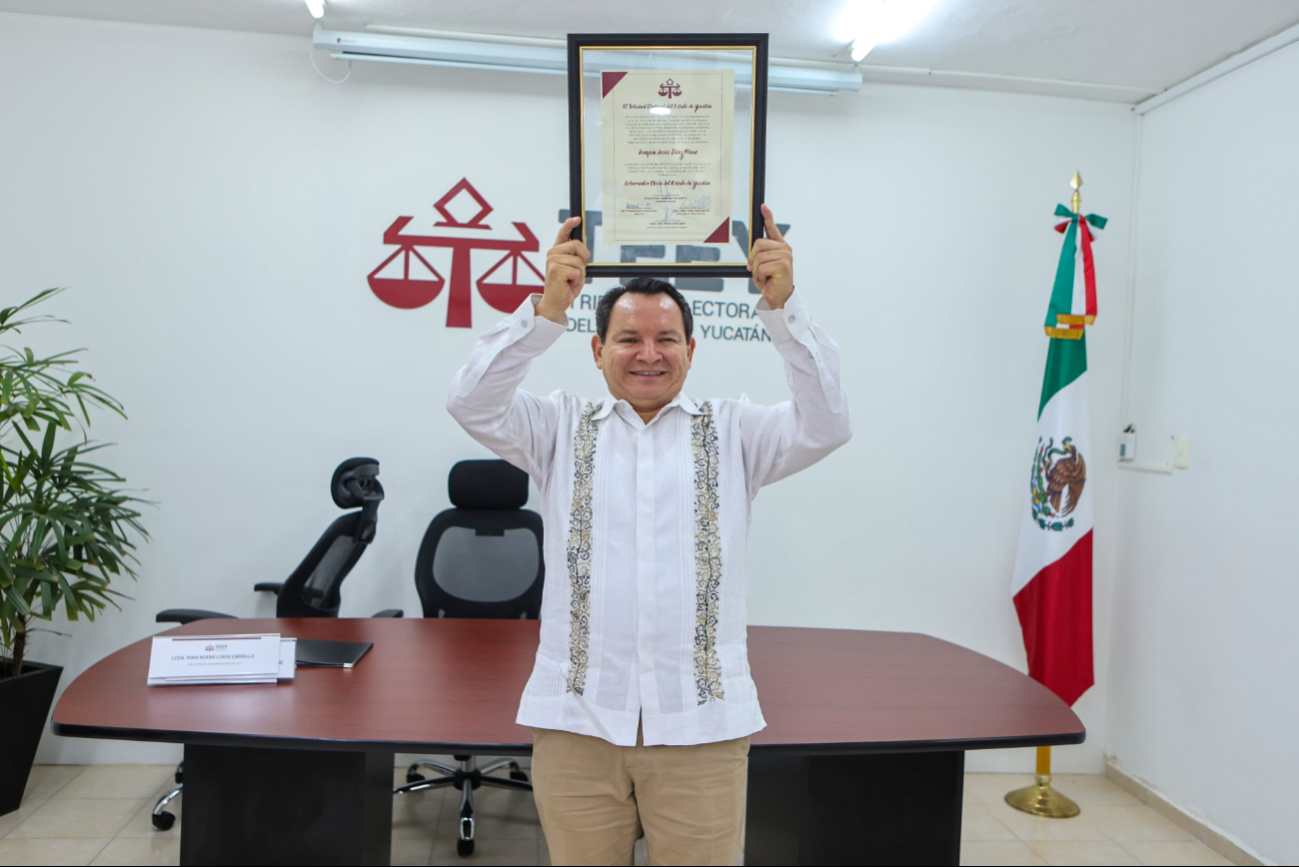Joaquín Díaz Mena con la constancia que lo acredita como el siguiente gobernador de Yucatán Joaquín Díaz Mena con la constancia que lo acredita como el siguiente gobernador de Yucatán