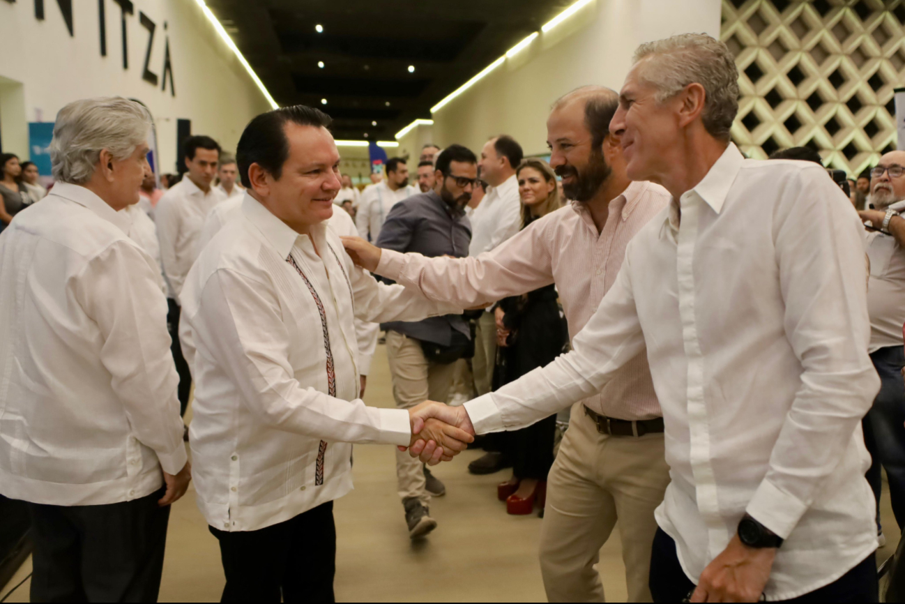 Joaquín Díaz Mena saluda a empresarios automotrices en Mérida Joaquín Díaz Mena saluda a empresarios automotrices en Mérida