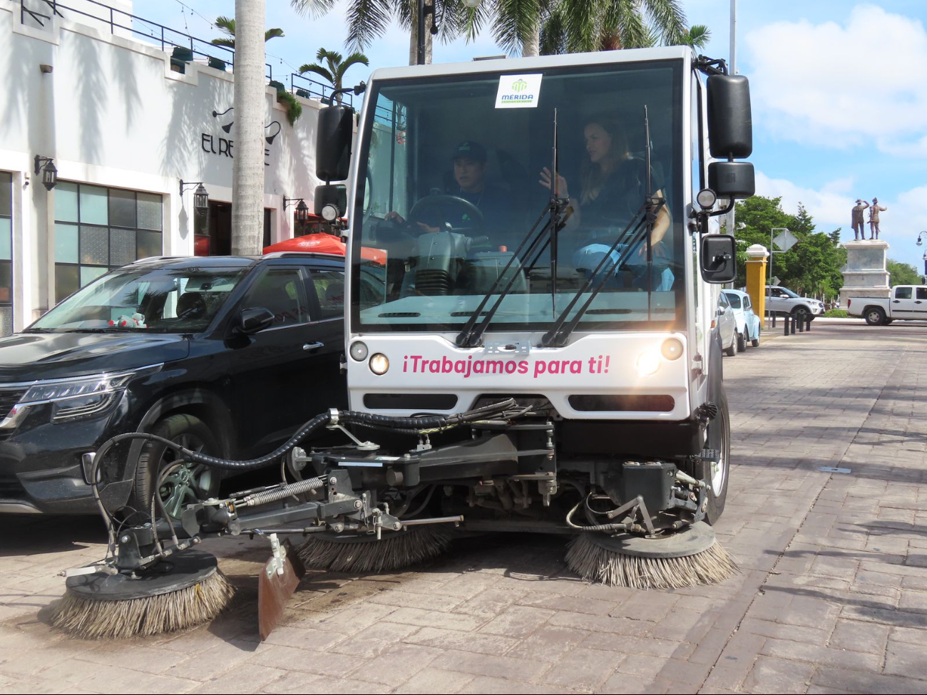 La Alcaldesa de Mérida supervisa los trabajos del Ayuntamiento de Mérida La Alcaldesa de Mérida supervisa los trabajos del Ayuntamiento de Mérida