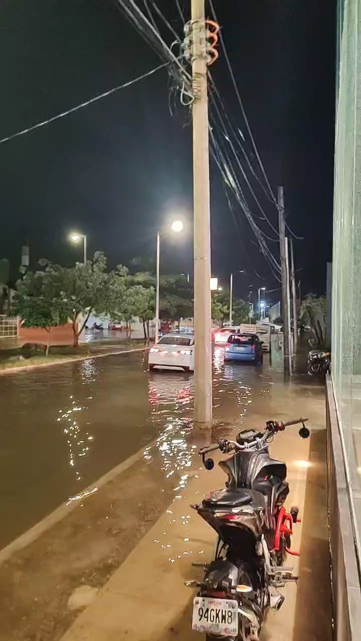 Las lluvias causaron inundaciones en varios puntos de la ciudad, dejando automóviles varados Las lluvias causaron inundaciones en varios puntos de la ciudad, dejando automóviles varados