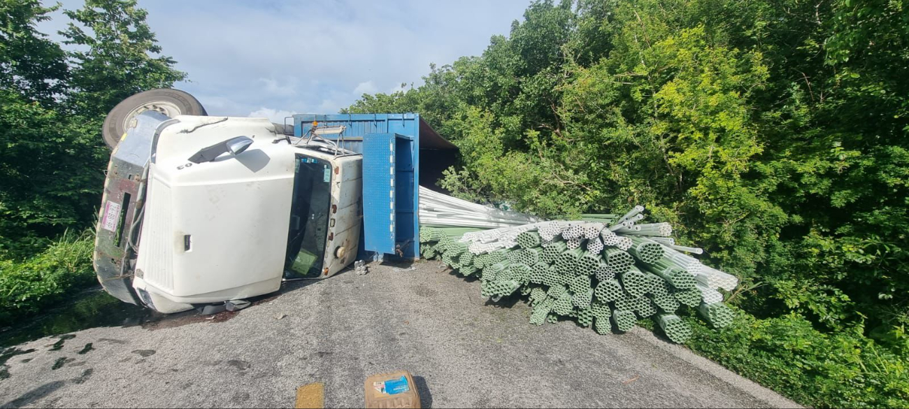 Volquete sufre accidente y obstruye la carretera Leona Vicario-Valladolid en Puerto Morelos Volquete sufre accidente y obstruye la carretera Leona Vicario-Valladolid en Puerto Morelos