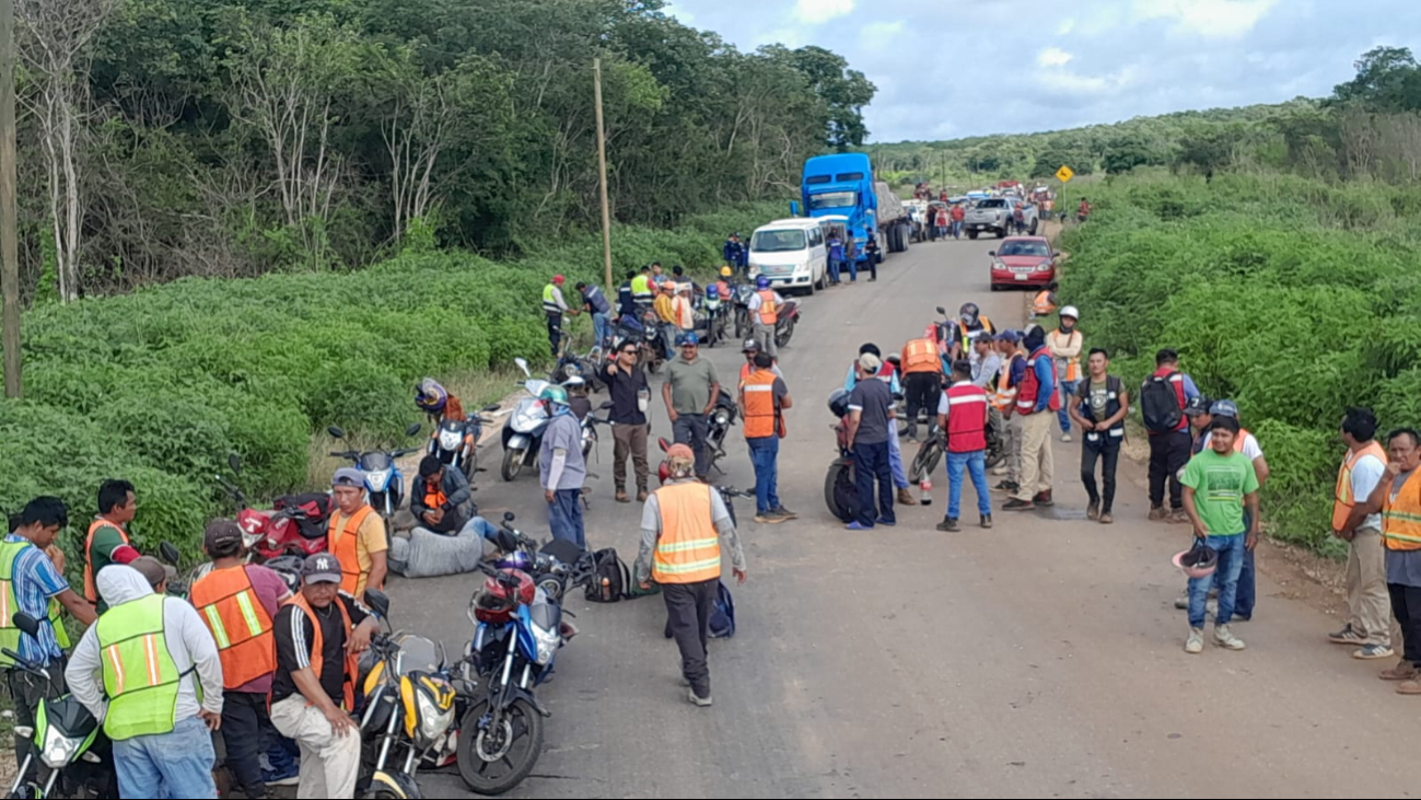 Campesinos del ejido de Calkiní bloquearon la carretera estatal Calkiní-Uxmal en protesta por la falta de indemnización