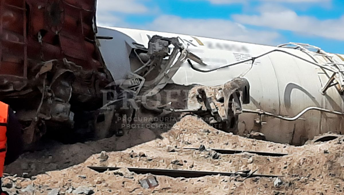 Inspectores de la Profepa acudieron al lugar en donde se descarrilaron 5 carrotanques que contenían el compuesto químico altamente corrosivo Inspectores de la Profepa acudieron al lugar en donde se descarrilaron 5 carrotanques que contenían el compuesto químico altamente corrosivo