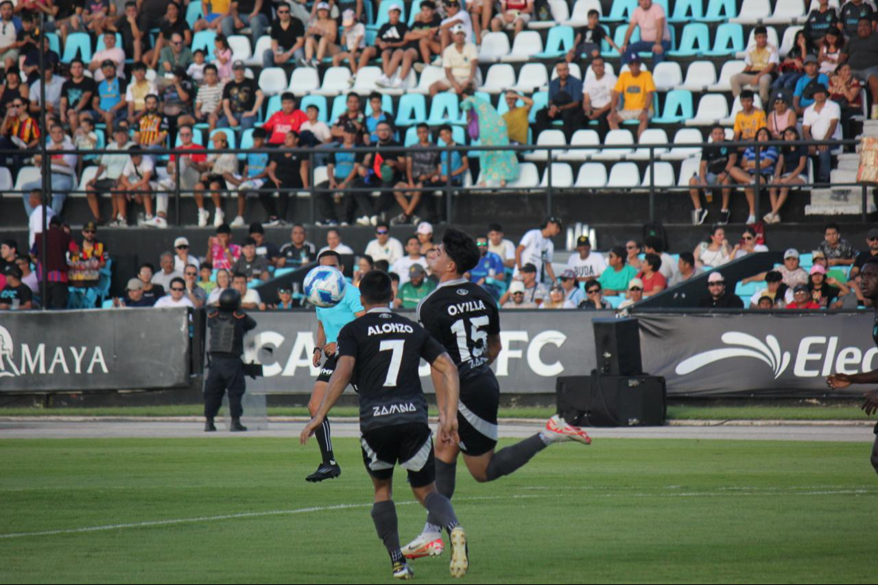 Leones Negros derrotan al Cancún FC en la Liga Expansión MX / Rafael García Leones Negros derrotan al Cancún FC en la Liga Expansión MX / Rafael García