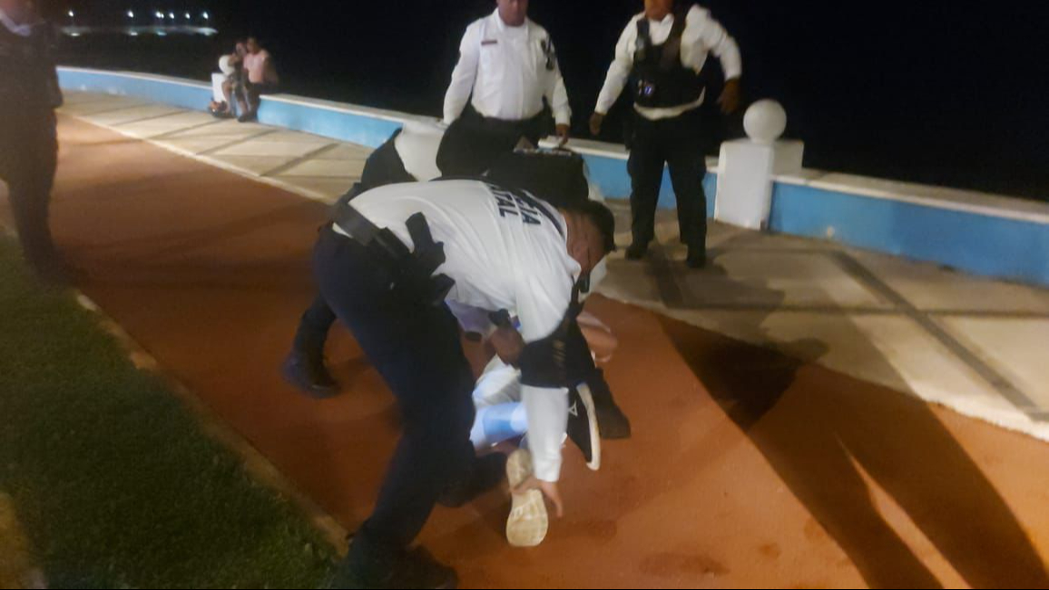 Tres de los detenidos intentaron agredir a los policías Tres de los detenidos intentaron agredir a los policías