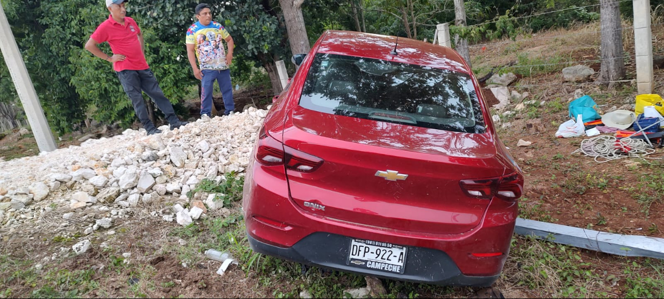Abuelito se queda dormido y estrella su carro en Campeche Abuelito se queda dormido y estrella su carro en Campeche