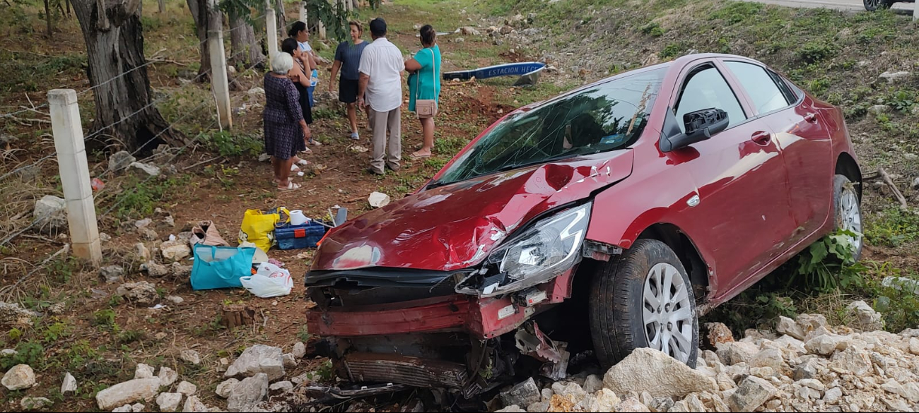 Abuelito se queda dormido y estrella su carro en Campeche Abuelito se queda dormido y estrella su carro en Campeche