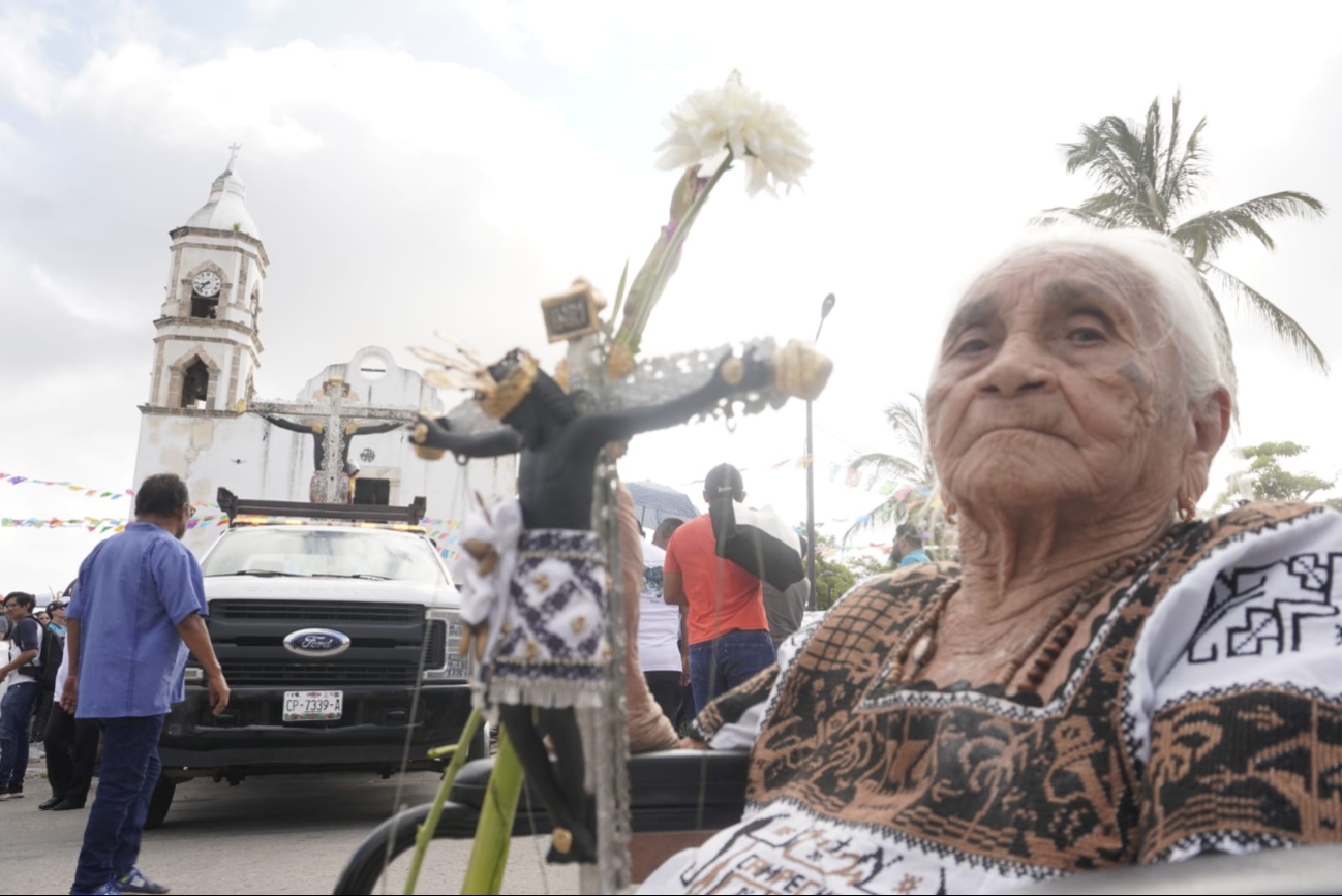 Ancianitos acuden a recibir la bendición del Santo Ancianitos acuden a recibir la bendición del Santo