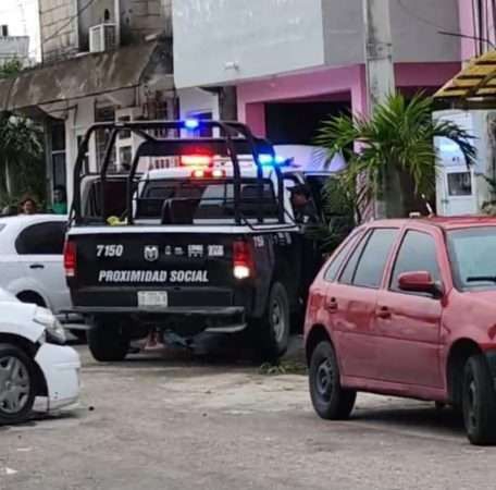 Durante la persecución cerca de una primaria, una mujer y su hijo casi fueron atropellados Durante la persecución cerca de una primaria, una mujer y su hijo casi fueron atropellados