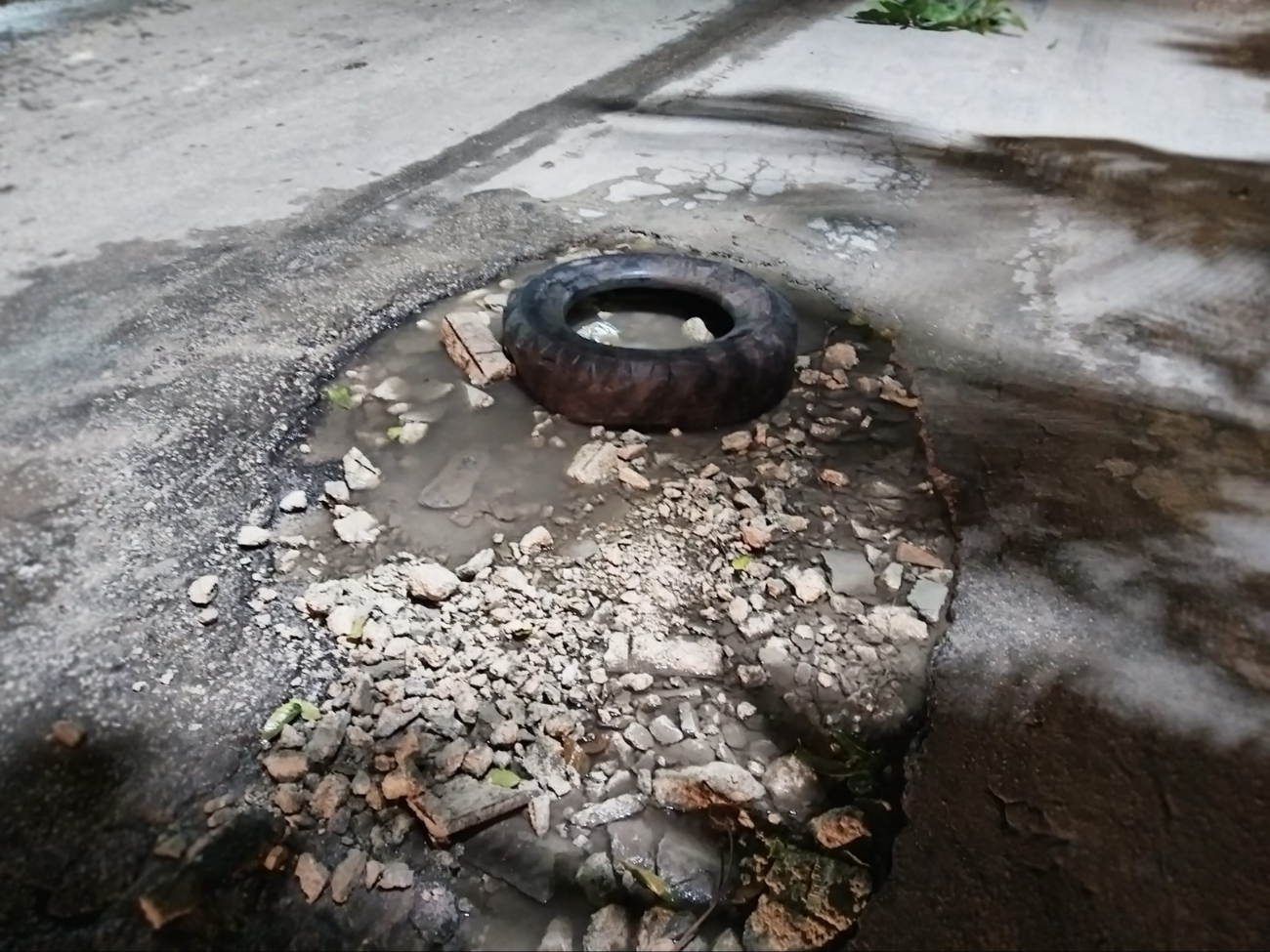 El joven motociclista sufrió el accidente debido a un bache en la avenida Maxuxac El joven motociclista sufrió el accidente debido a un bache en la avenida Maxuxac
