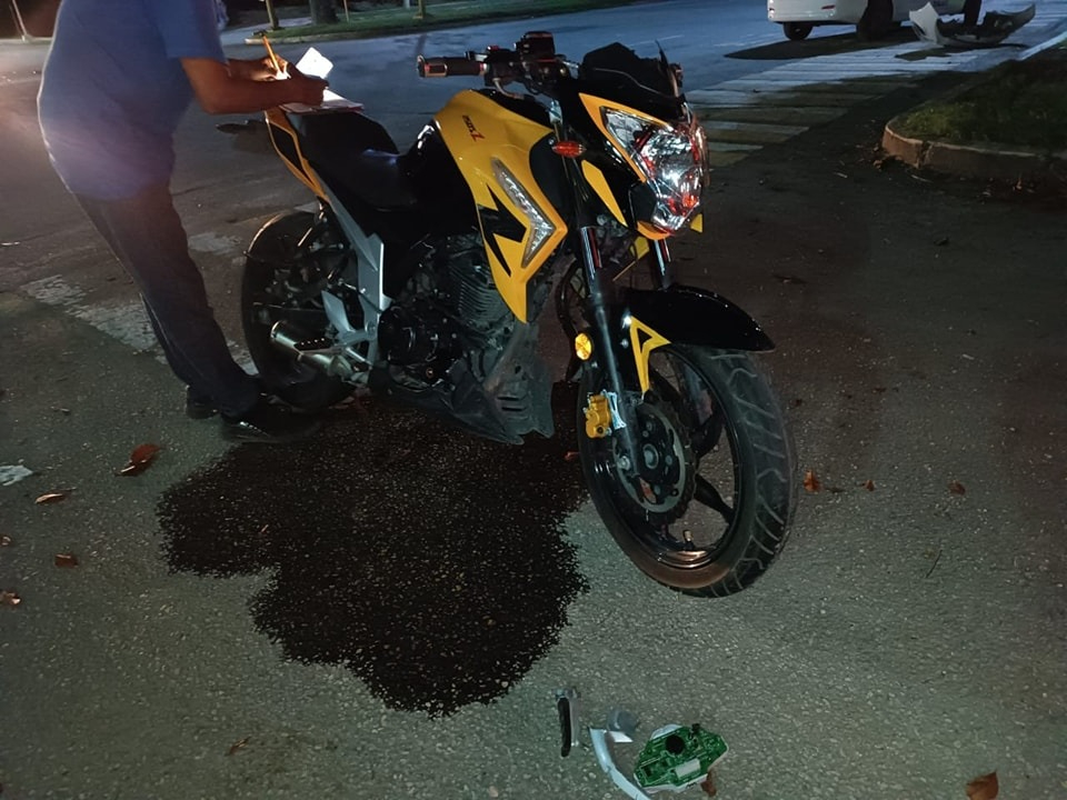 El motociclista fue revisado por los paramédicos, pero no resultó con heridas graves El motociclista fue revisado por los paramédicos, pero no resultó con heridas graves
