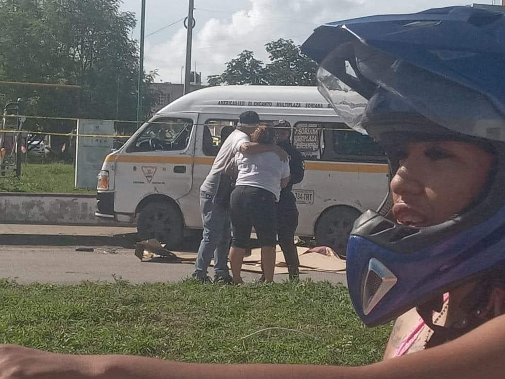 El taxista al no respetar su alto, impactó la combi causando el accidente El taxista al no respetar su alto, impactó la combi causando el accidente