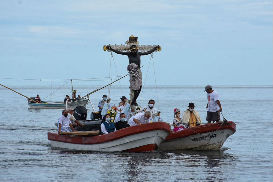 Realizan tradicional paseo por mar del Cristo Negro, Señor de San Román en el malecón de Campeche