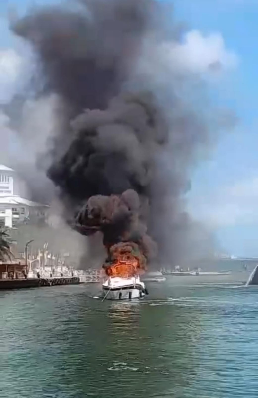Fuego envuelve en llamas  un yate en Cancún