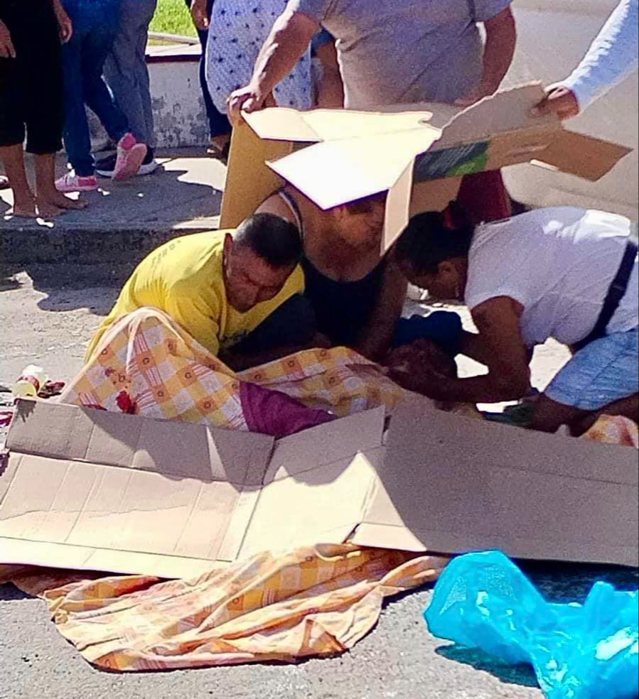 La menor a pesa de ser auxiliada por su madre y otros presentes, ya había perdido la vida La menor a pesa de ser auxiliada por su madre y otros presentes, ya había perdido la vida