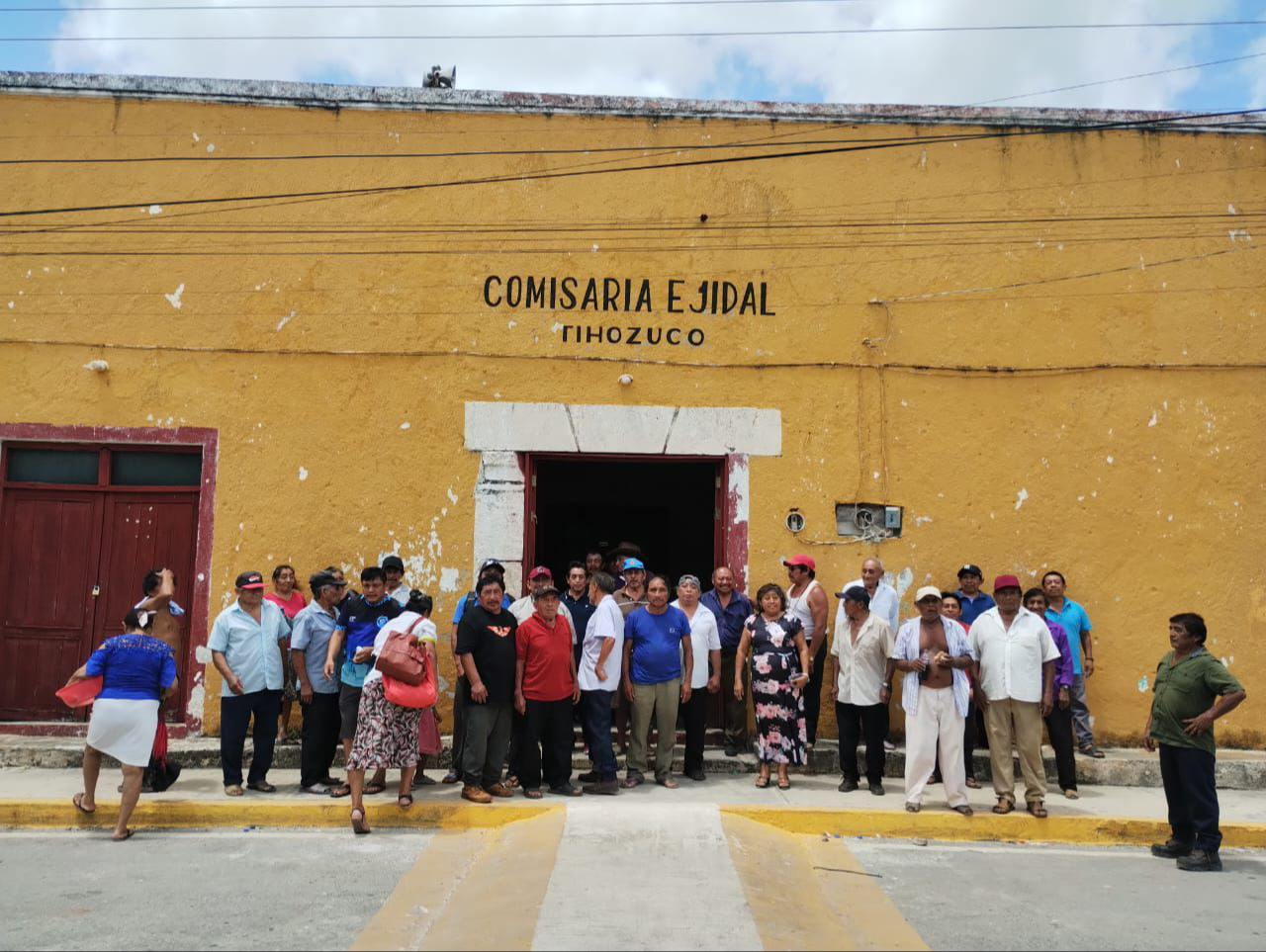 Ejidatarios de Tihosuco manifiestan frente a Casa Ejidal por falta de luz en Felipe Carrillo Puerto