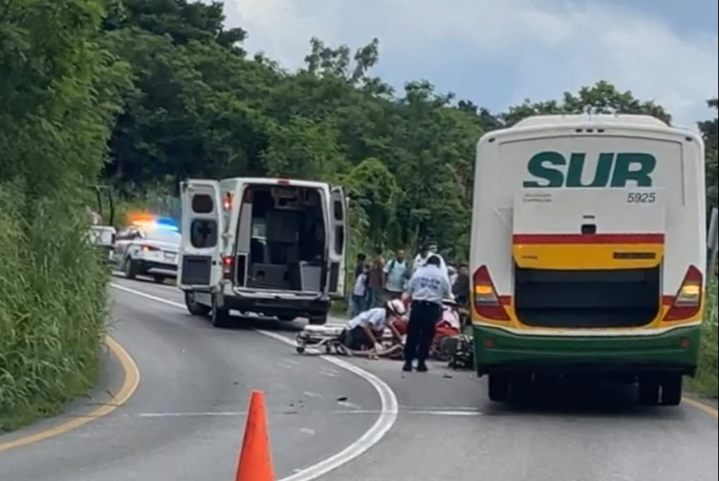 Motociclista sufre terrible accidente en Campeche al estrellar contra un camión de "El Sur" Motociclista sufre terrible accidente en Campeche al estrellar contra un camión de "El Sur"