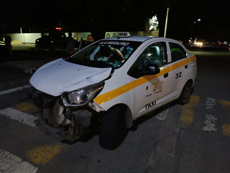 Taxista no respeta semáforo y choca a un joven en su motocicleta en Chetumal Taxista no respeta semáforo y choca a un joven en su motocicleta en Chetumal