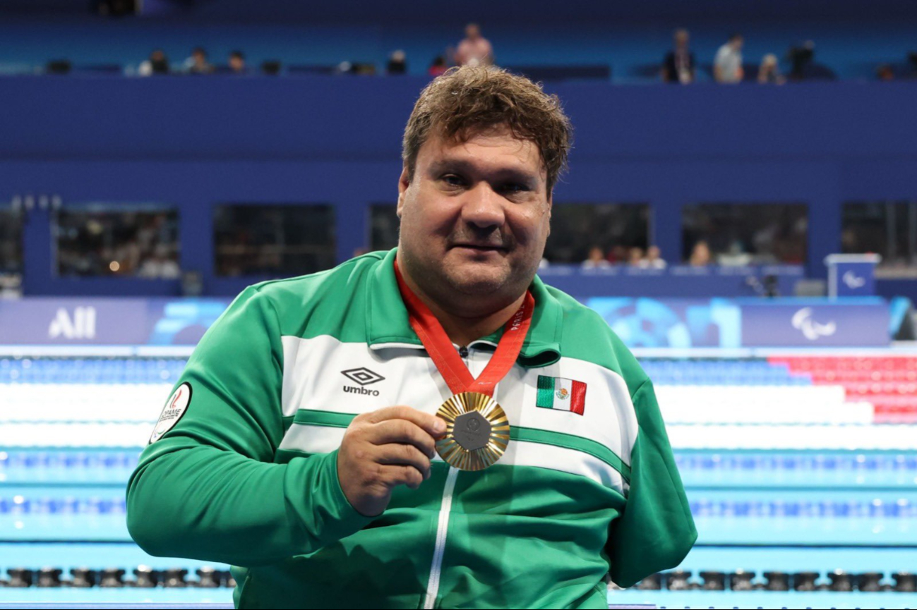 Arnulfo Castorena, medallista de oro en natación