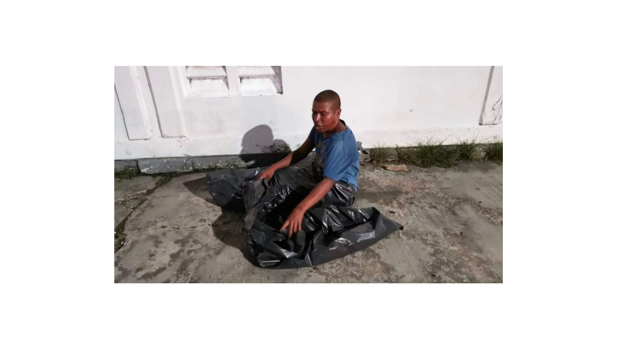 Asusta a los vecinos por descansar en la banqueta pero dentro de bolsas negras
