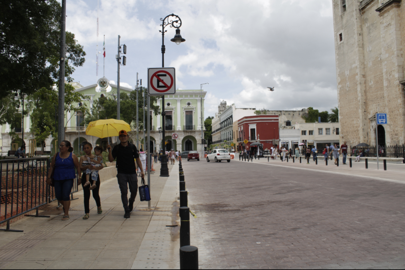 Cecilia Patrón ya dialoga con los oferentes, pues en la Plaza Principal hay menos espacio