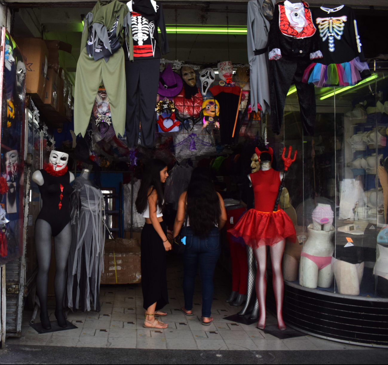 Comercios del Centro de Mérida se adelantan al Día de Muertos y la Navidad