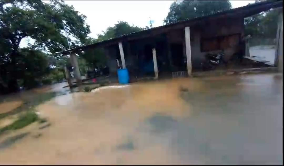 Hay poblados incomunicados por inundaciones en sus accesos