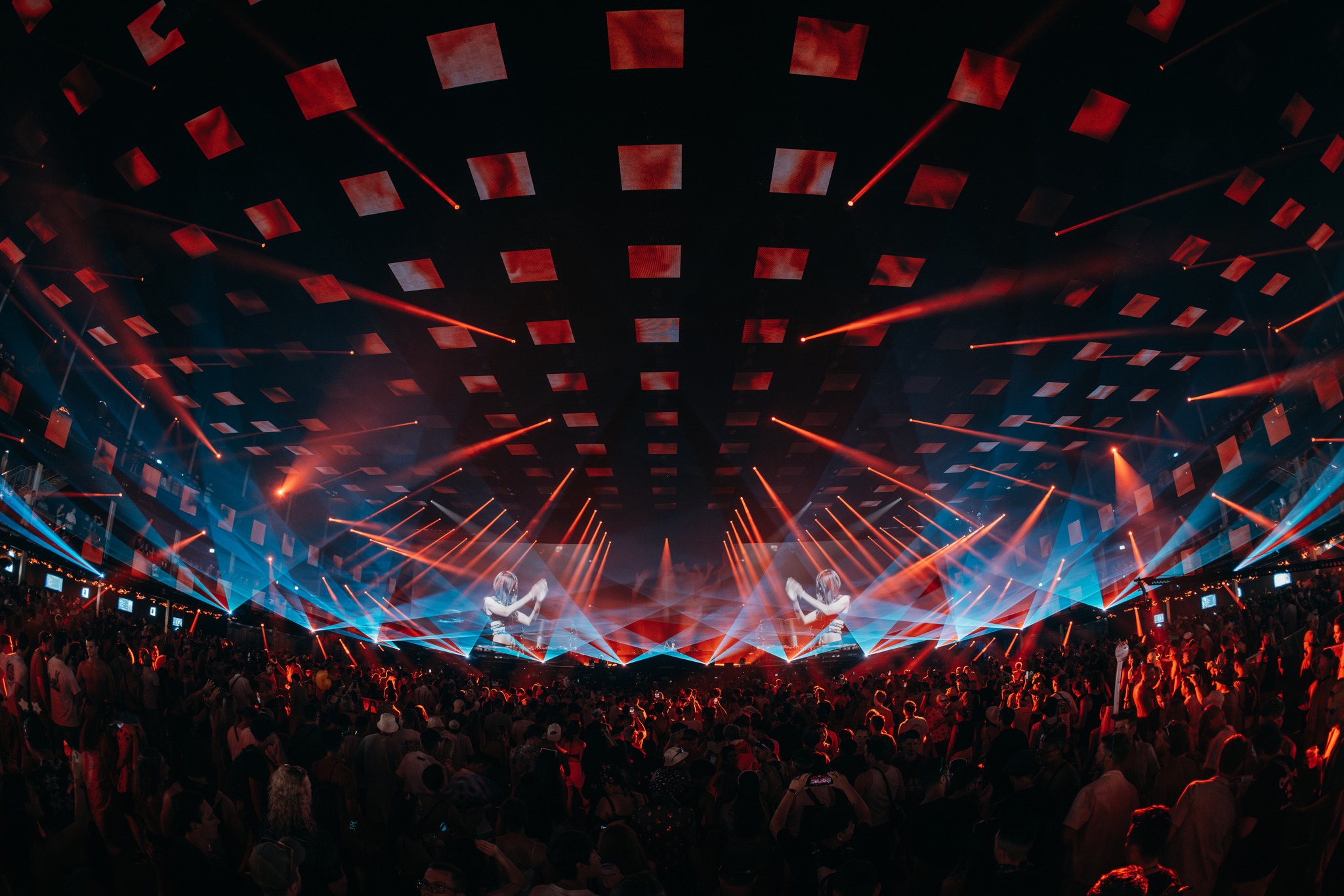 El festival Tomorrowland 2025 se llevó a cabo luego de un fuerte incendio que consumió el escenario principal.