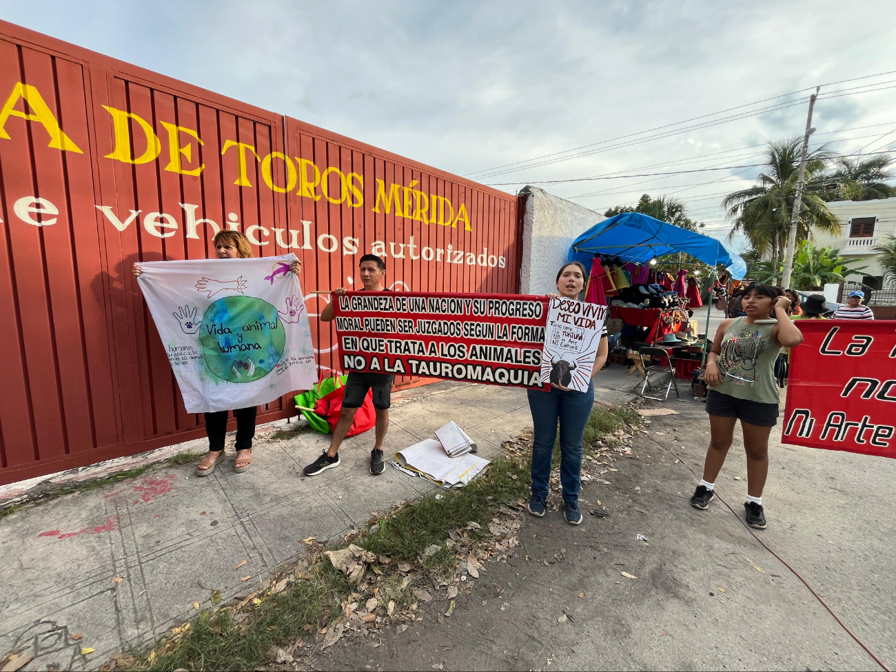 Activistas protestan contra la tradicional corrida en la Plaza de Toros Mérida