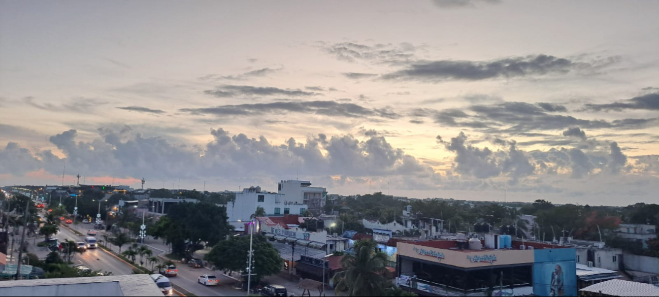 Familias y turistas se reunieron en las playas de Tulum para admirar los primeros rayos de sol del 2025