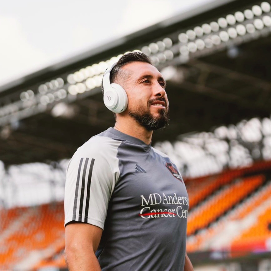  Héctor Herrera llega a la CDMX para firmar con Toluca