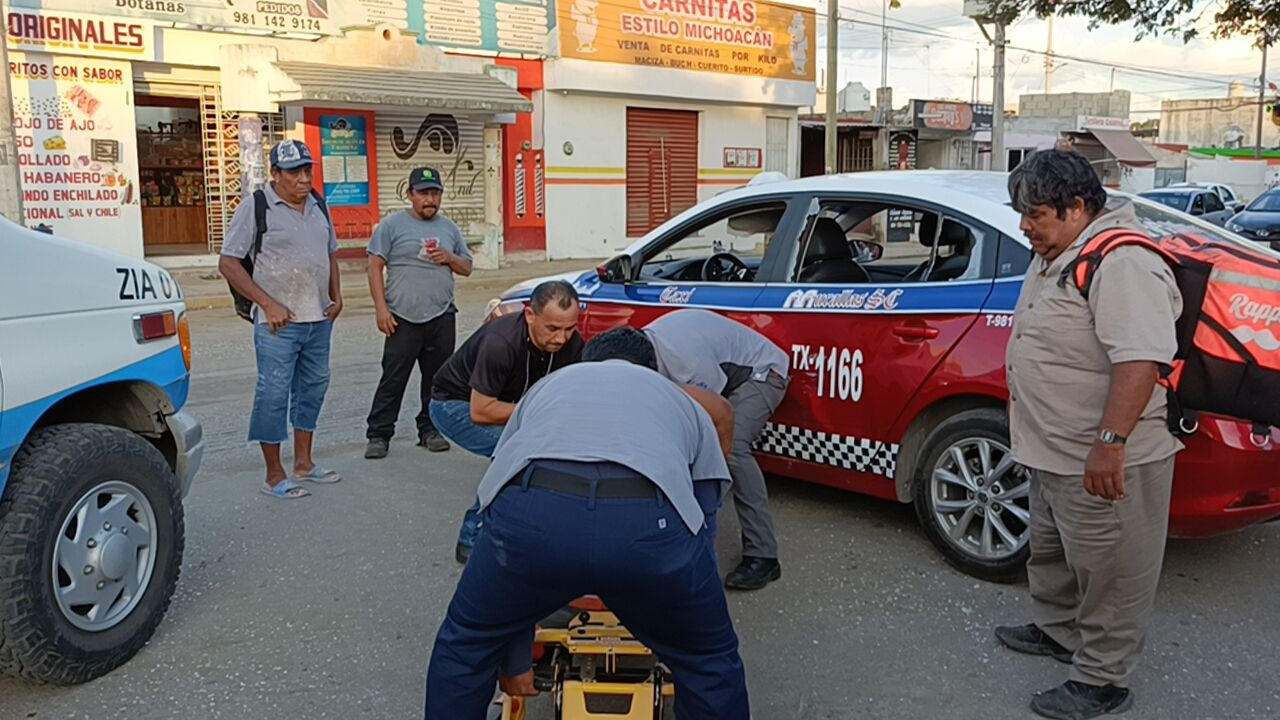 Repartidor es hospitalizado tras chocar contra taxi en Avenida Concordia, en Campeche