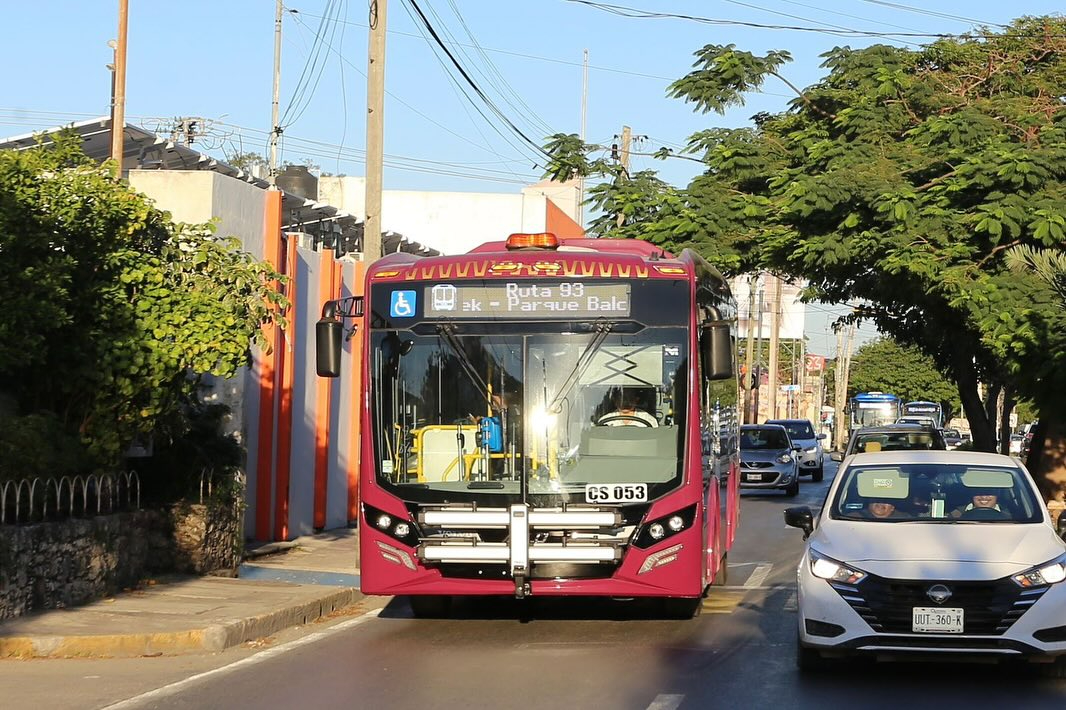 La ruta mantiene sus mismas unidades modernas, pero en color guinda La ruta mantiene sus mismas unidades modernas, pero en color guinda