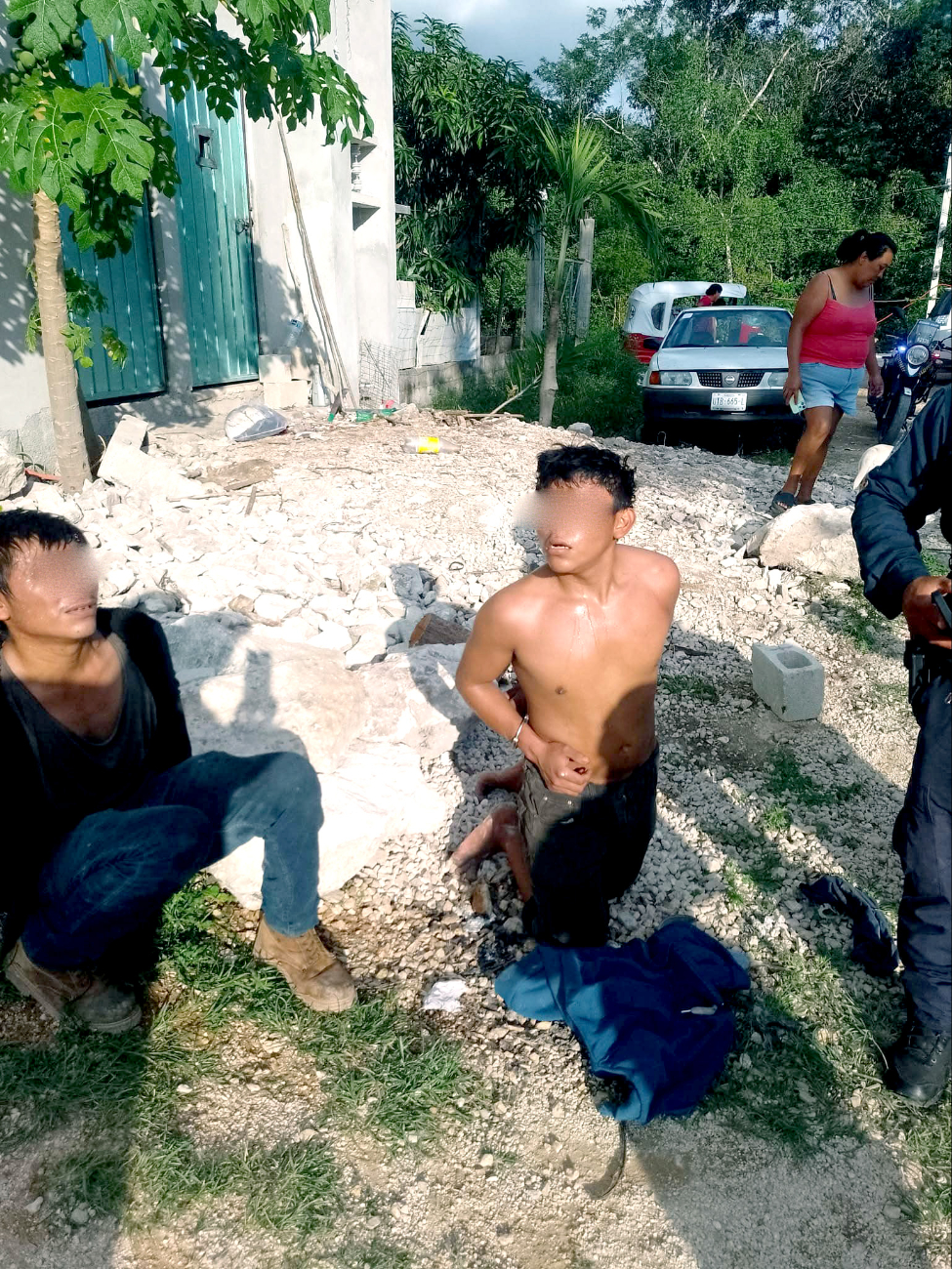 Los presuntos secuestradores fueron golpeados por los vecinos Los presuntos secuestradores fueron golpeados por los vecinos