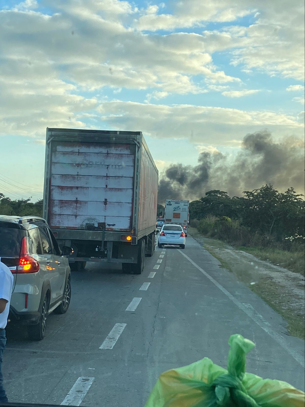 Incendio de un tráiler doble remolque en la carretera Campeche-Champotón Incendio de un tráiler doble remolque en la carretera Campeche-Champotón