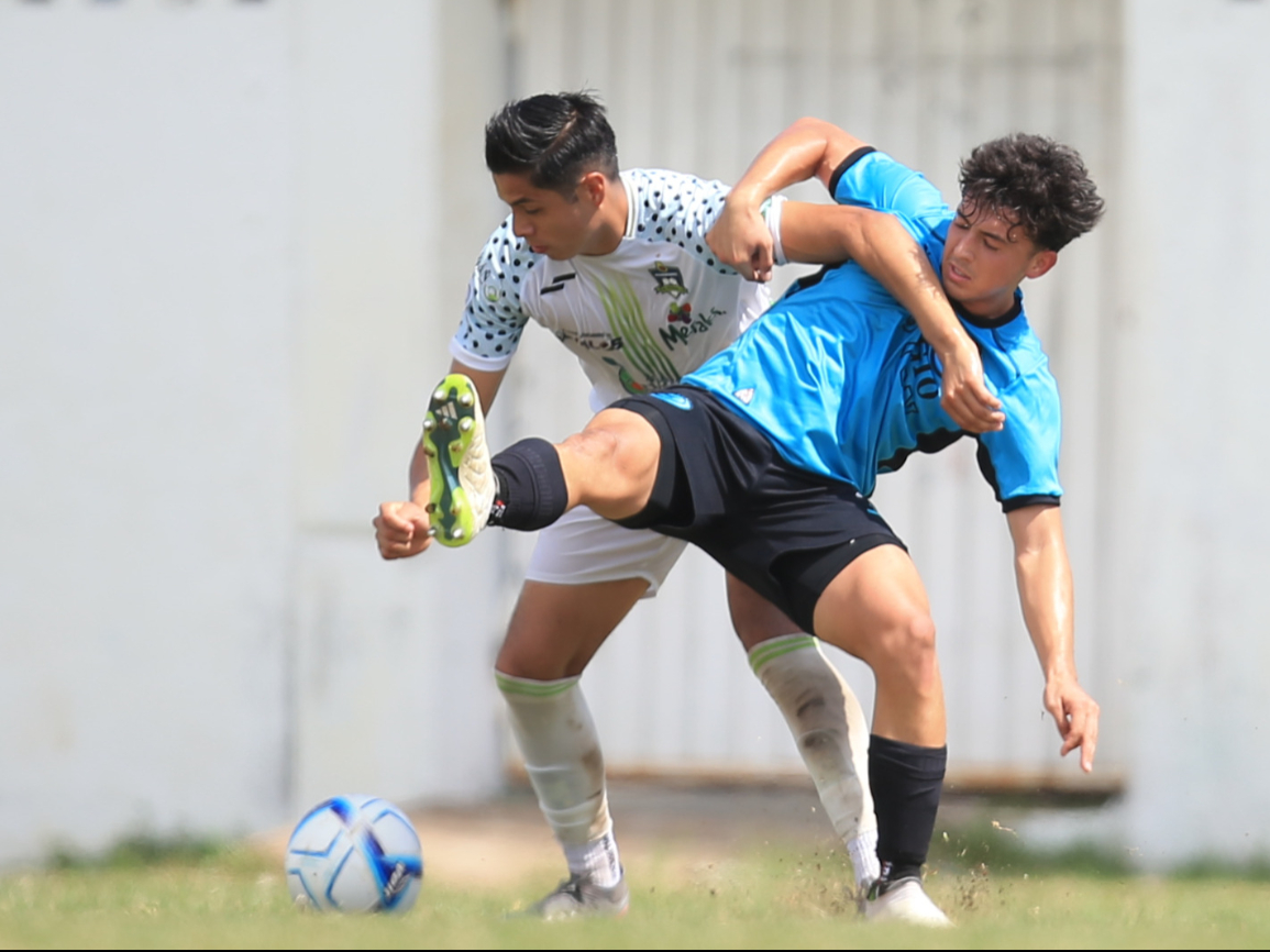 El joven futbolista es hijo del ex jugador del Cruz Azul, Alejandro Vela, y sobrino de Carlos Vela El joven futbolista es hijo del ex jugador del Cruz Azul, Alejandro Vela, y sobrino de Carlos Vela