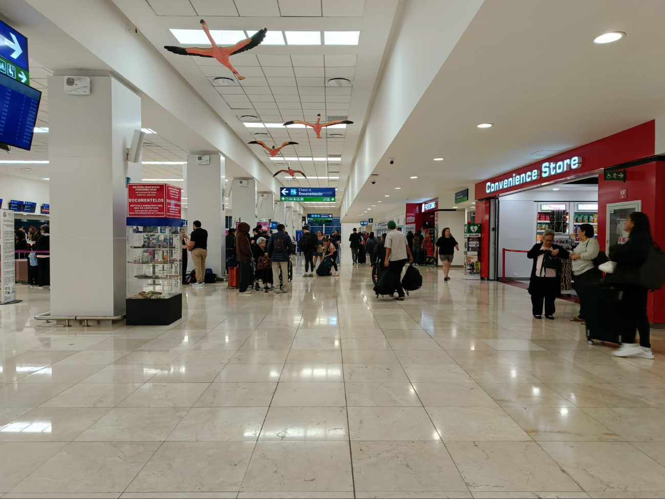 Operaciones de salida incluyeron treinta y dos vuelos, dieciséis en la mañana Operaciones de salida incluyeron treinta y dos vuelos, dieciséis en la mañana