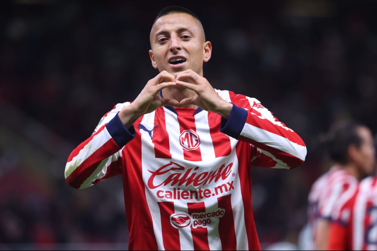 Piojo Alvarado da primer triunfo a Chivas en la era Óscar García