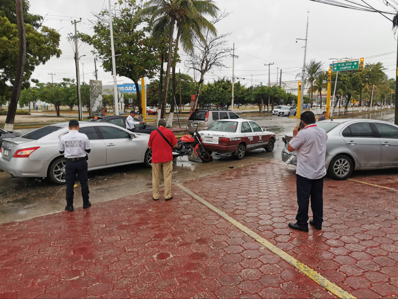 Aparatosa carambola deja un motociclista lesionado y un detenido en Ciudad del Carmen