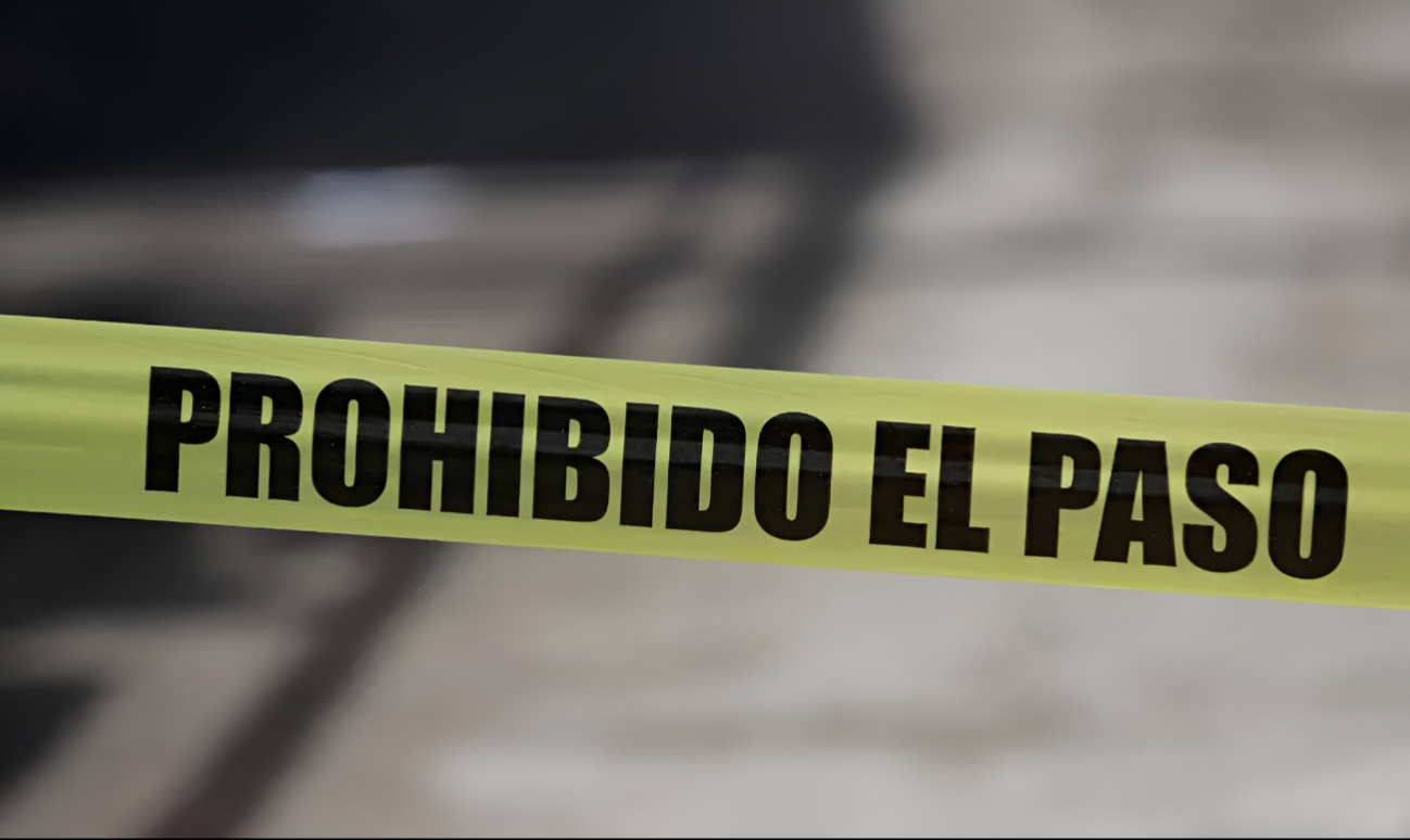 Un hombre perdió la vida tras arrojarse desde el tercer piso de un edificio en Aldea Tulum. Un hombre perdió la vida tras arrojarse desde el tercer piso de un edificio en Aldea Tulum.