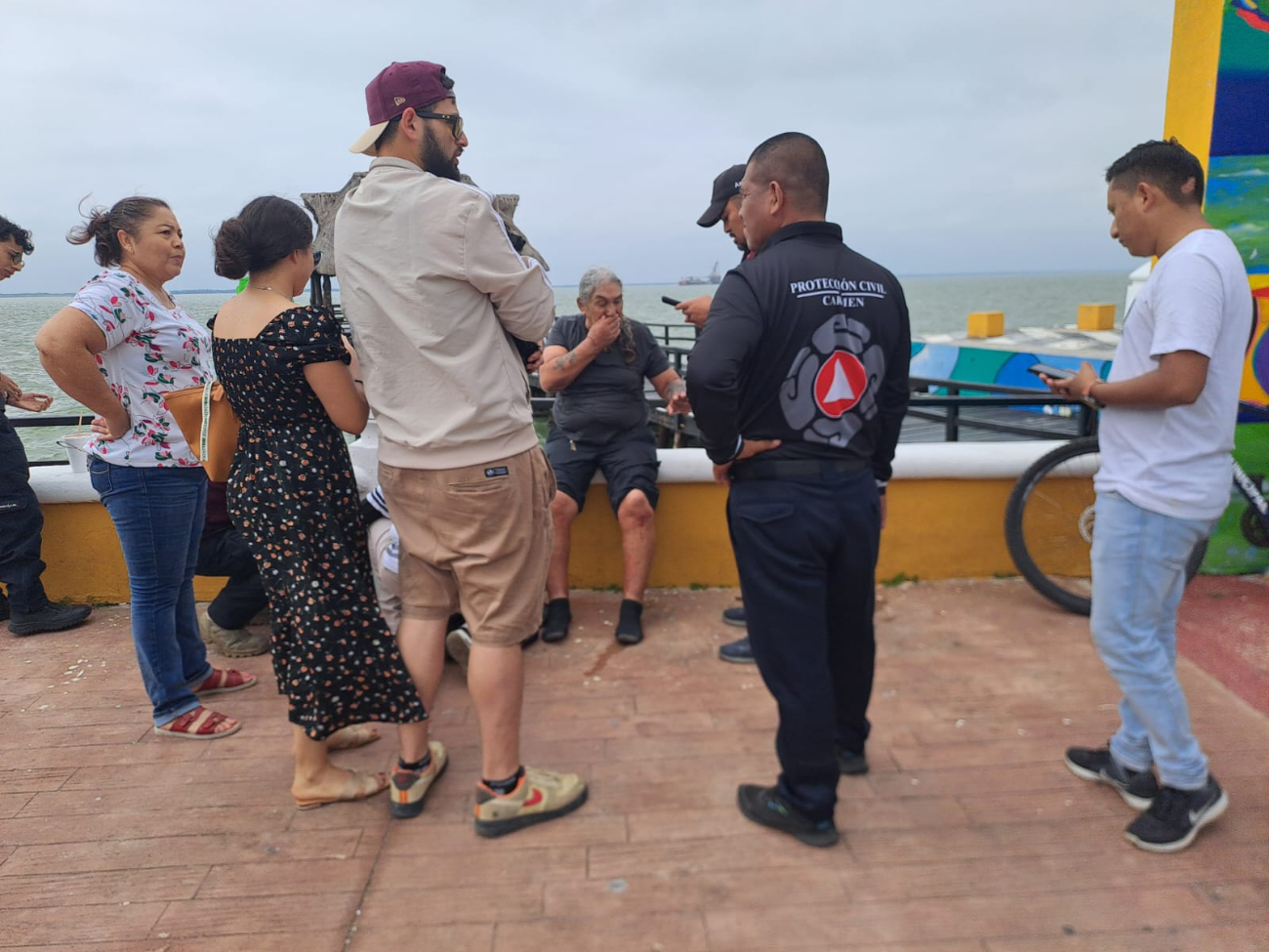 El canino, identificado como Junior, se había escapado de su correa y se aventó al mar