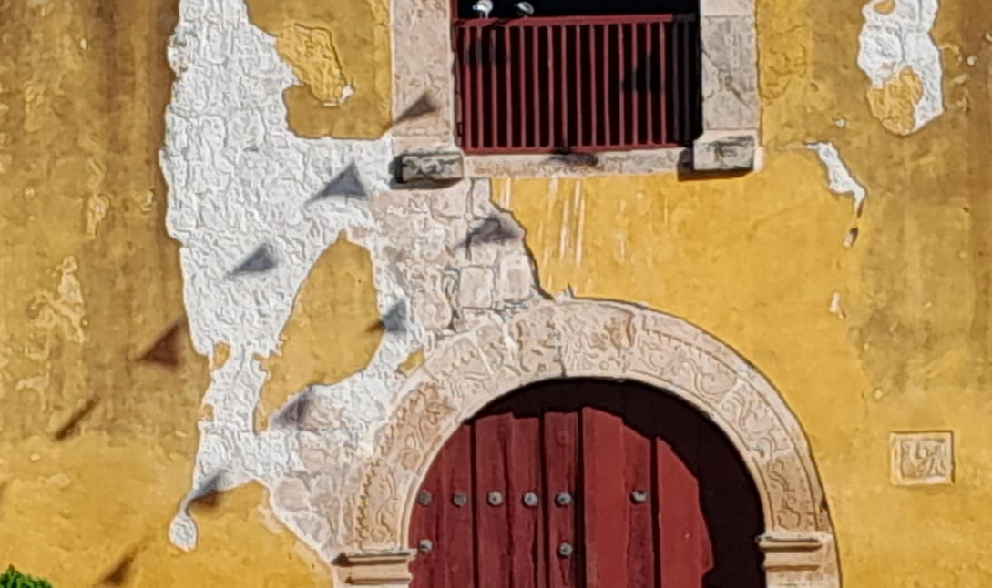 Exigen rehabilitación de la iglesia en Tepakán, Calkiní; la fachada se descarapela 