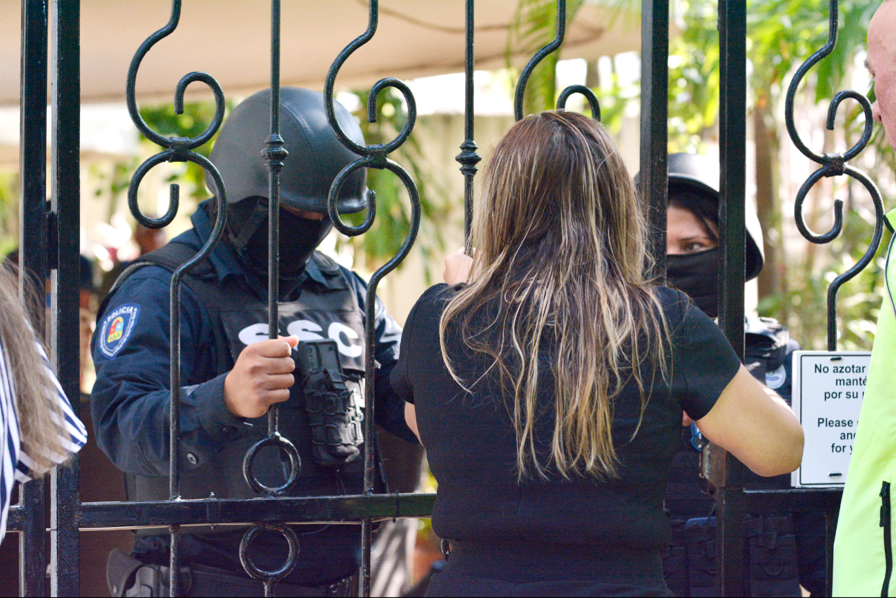 Hay vivales que acuden con la fuerza pública para lanzar a los moradores de las viviendas Hay vivales que acuden con la fuerza pública para lanzar a los moradores de las viviendas