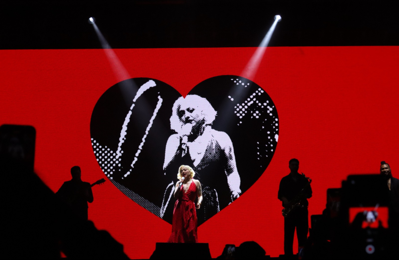 La artista portó una vestimenta semejante a la icónica actriz, Marilyn Monroe. La artista portó una vestimenta semejante a la icónica actriz, Marilyn Monroe.
