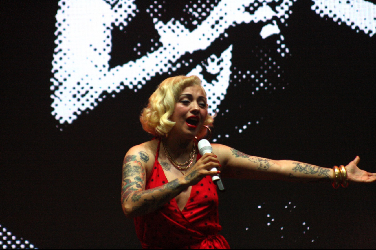 Mon Laferte canta en la Gran Plaza en el Centro Histórico de Mérida. Mon Laferte canta en la Gran Plaza en el Centro Histórico de Mérida.