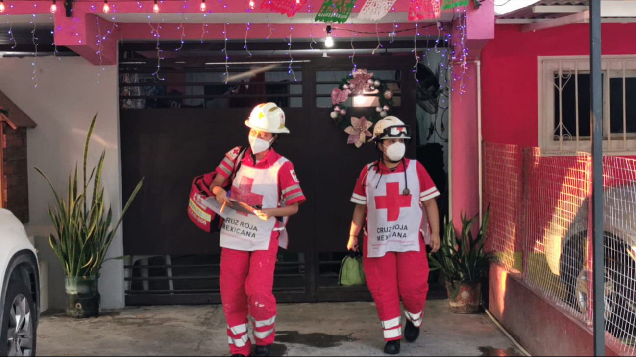 Personal de la Cruz Roja asistió al sitio para tratar a una persona en el interior del domicilio. Personal de la Cruz Roja asistió al sitio para tratar a una persona en el interior del domicilio.