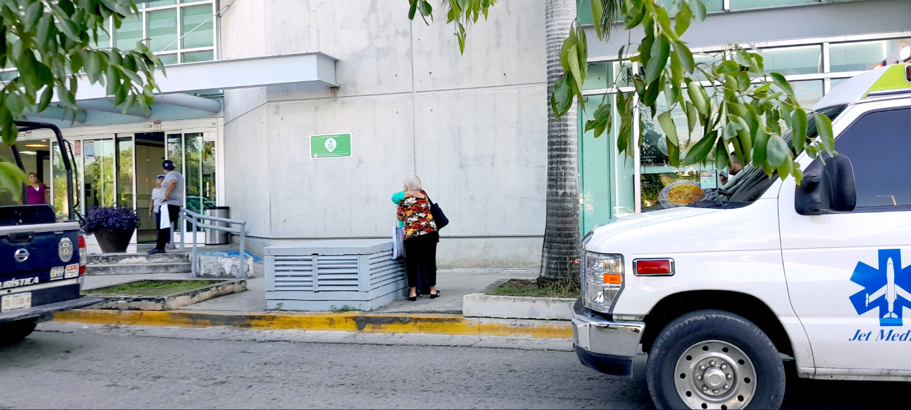 Algunas familias salieron fuera de la plaza y se abrazaron con fuerza por el miedo Algunas familias salieron fuera de la plaza y se abrazaron con fuerza por el miedo