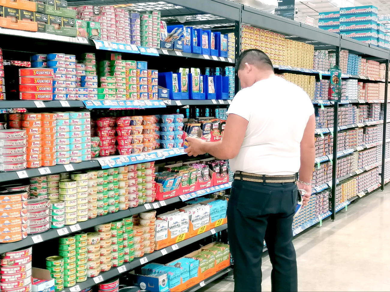 Empleados dicen que los productos ya subieron de precio y ellos aún no cobran Empleados dicen que los productos ya subieron de precio y ellos aún no cobran