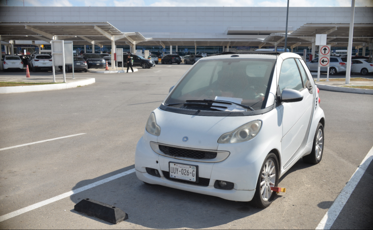 Hace ocho meses que un vehículo Smart Forfour tiene en una de sus llantas un candado para inmovilizarlo