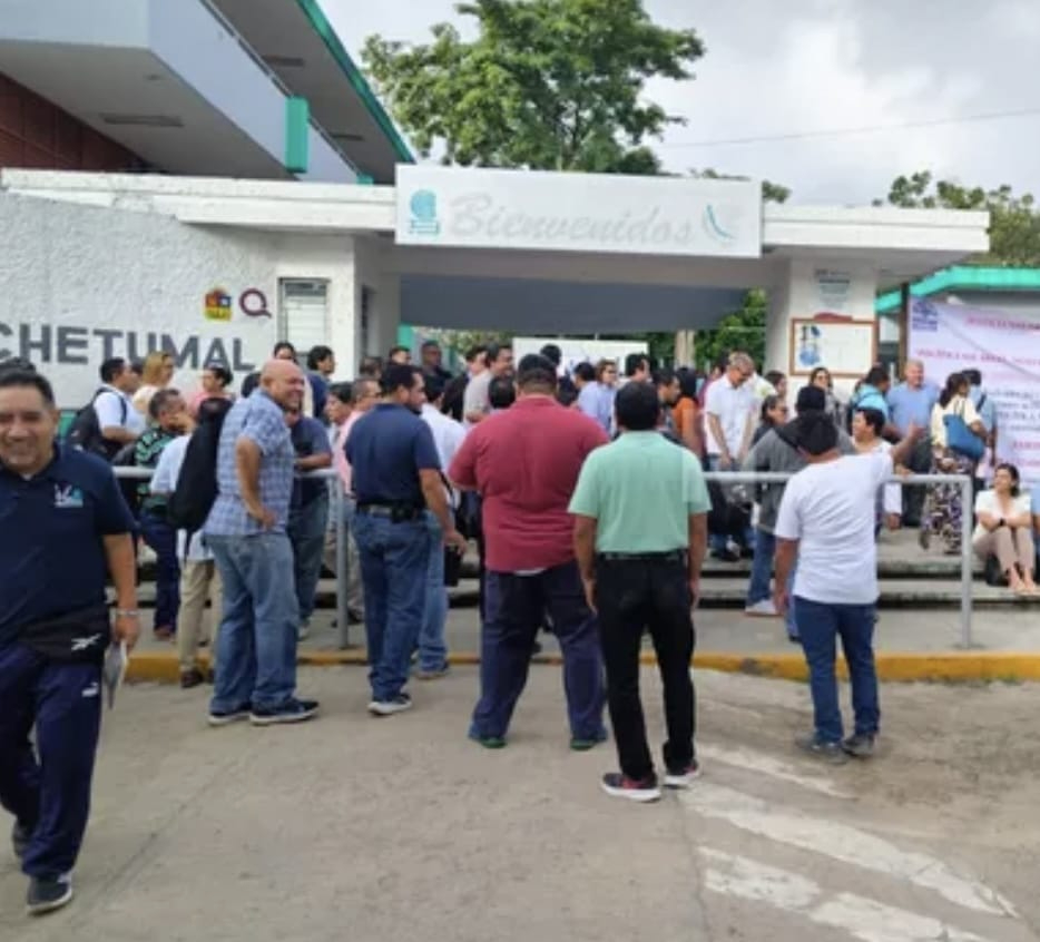 Protesta en Bachilleres 1 por adeudo salarial en Chetumal